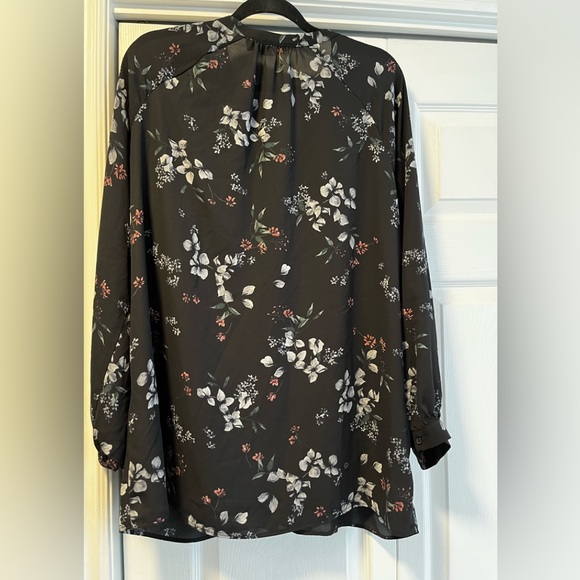 🎉 3 for $15🎉Signature Reitmans tunic style floral blouse - Picture 2 of 7